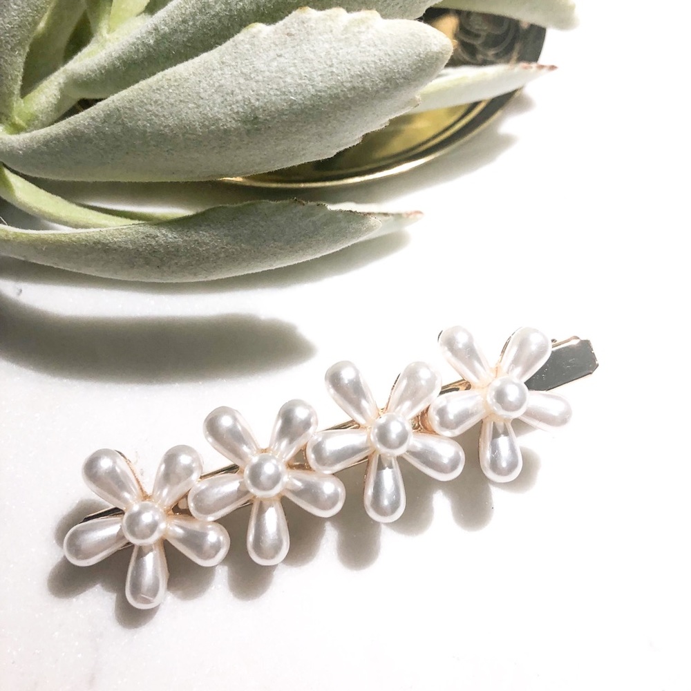JUST IN✨Gold Tone Pearly Flowers Hair Clip